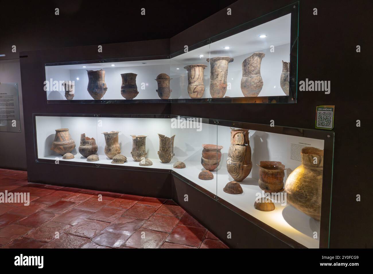 Prähispanische Urnen der Indianer im Archäologischen Museum Pio Pablo Diaz in Cachi, Argentinien. Regionale Entwicklungsperiode. Stockfoto