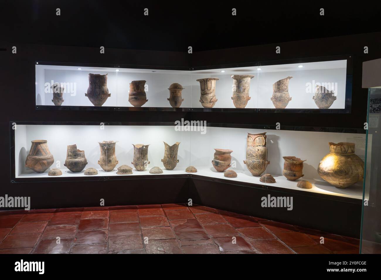 Prähispanische Urnen der Indianer im Archäologischen Museum Pio Pablo Diaz in Cachi, Argentinien. Regionale Entwicklungsperiode. Stockfoto
