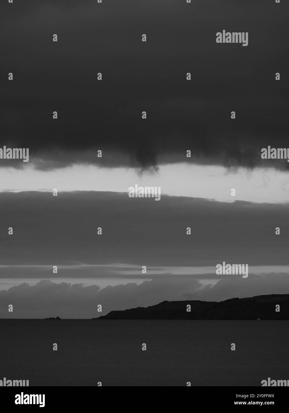 Schwarz-weiß-Landschaft, dramatische Sturmwolken, Stack Point,(Pennance Point) Nr Falmouth, Cornwall, England, Großbritannien, GB. Stockfoto
