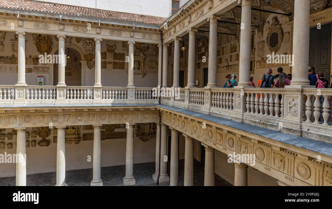 Padua, Italien - 23. Juli 2024: Eingang zum Palazzo Bo (Bo-Palast), historisches Gebäude mit Sitz der Universität Padua aus dem Jahr 1539 in Padua, Italien Stockfoto