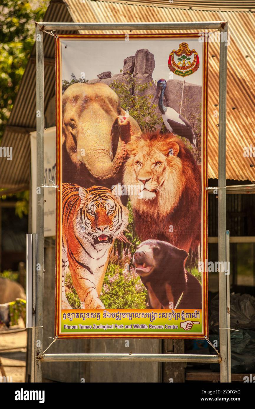 Zweisprachiges Schild, sowohl in Englisch als auch in Khmer-Schrift, am Eingang des Phnom Tamao Wildlife Rescue Center, Provinz Takeo, Kambodscha. Quelle: Kraig lieb Stockfoto