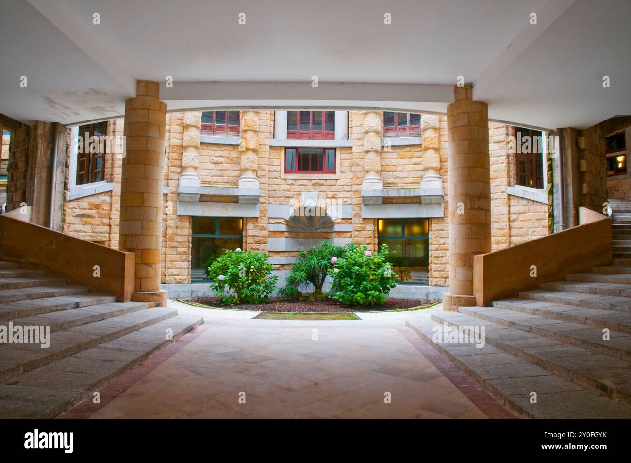 Innenhof und Treppe, Laboral University. Gijon, Asturien, Spanien. Stockfoto