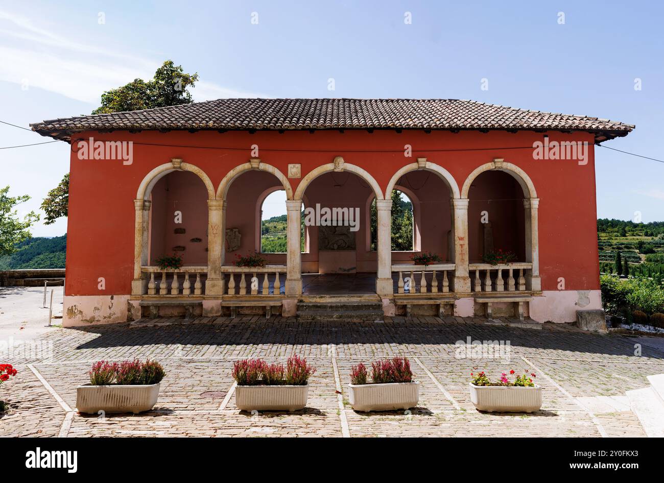 Blick auf den berühmten historischen Loggia-Platz, Oprtalj, Istrien, Kroatien Stockfoto