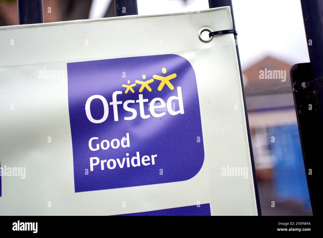 Eine allgemeine Ansicht eines Schilds mit einer „guten“ Ofsted-Bewertung vor der St. Luke's CE Primary School in Tower Hamlets, London. Bildungsminister Bridget Phillipson hat gesagt, dass die Schlagzeilen für die Inspektion von Schulen in England mit sofortiger Wirkung abgeschafft werden, was bedeutet, dass Schulen bei der Inspektion nicht mehr eine von vier Schlagzeilen für die Gesamtwirksamkeit erhalten: Hervorragend, gut, verbesserungsbedürftig und unzureichend. Bilddatum: Montag, 2. September 2024. Stockfoto