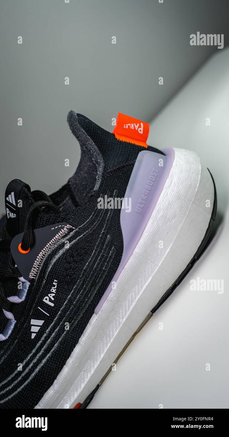 Ultraboost Light Parley wird teilweise aus Parley Ocean Plastic hergestellt, einer der Innovationen, die dazu beitragen, Kunststoffabfälle zu reduzieren und zu begrenzen. Stockfoto