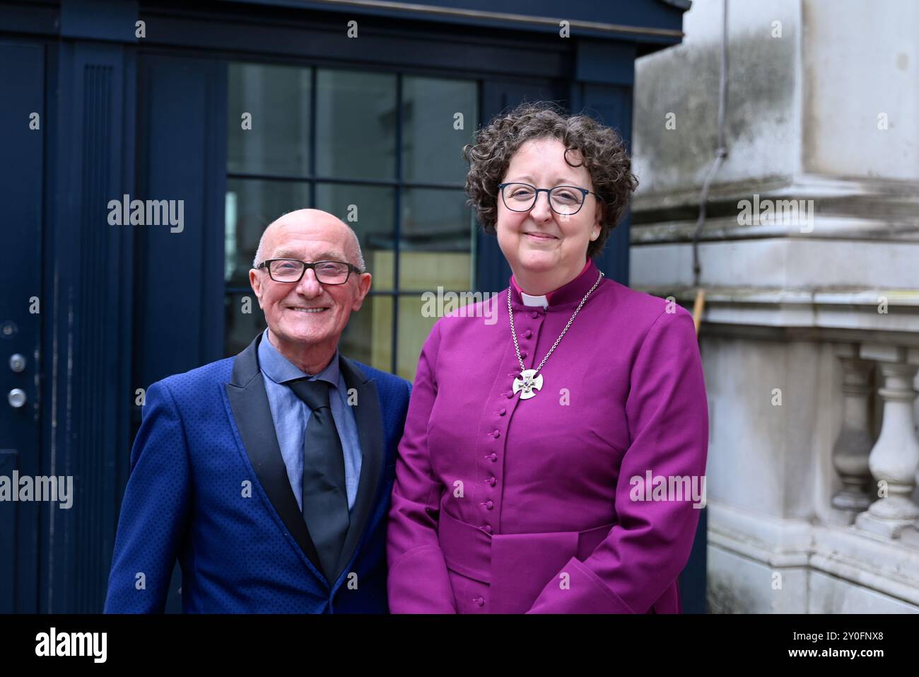 BISCHOF JOANNE GRENFELL VON DER KIRCHE VON ENGLAND UND BOBBY CUMMINES OBE AN DER N10 DOWNING STREET. BISCHOF GRENFELL LEITETE DIE EINREICHUNG DER PETITION ZUR FREILASSUNG VON JASON MOORE, NACHDEM ER 11 JAHRE LANG WEGEN EINES VERBRECHENS EINGESPERRT WAR, DAS ER NICHT BEGANGEN HAT, OBWOHL ER KEINE DNA, KEINE VIDEOÜBERWACHUNG UND NUR EIN ZEUGE, DER ZU DEM ZEITPUNKT BETRUNKEN WAR UND ZUGEGEBEN HAT, DASS ER SICH NICHT SICHER WAR. AUCH NEUE BEWEISE, DIE ÜBERWÄLTIGEND SIND, BEWEISEN, DASS JASON MORE UNSCHULDIG IST. UNGERECHTIGKEIT ÜBERALL IST EINE BEDROHUNG FÜR DIE JUSTIZ ÜBERALL , Stockfoto