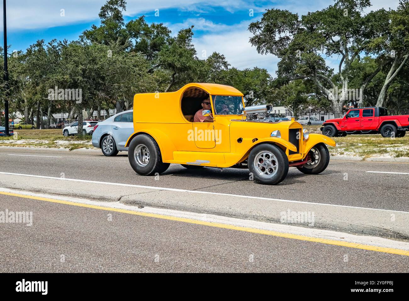 Gulfport, MS - 07. Oktober 2023: Weitwinkelansicht eines maßgeschneiderten 1923er Ford C Cab Van auf einer lokalen Autoshow. Stockfoto