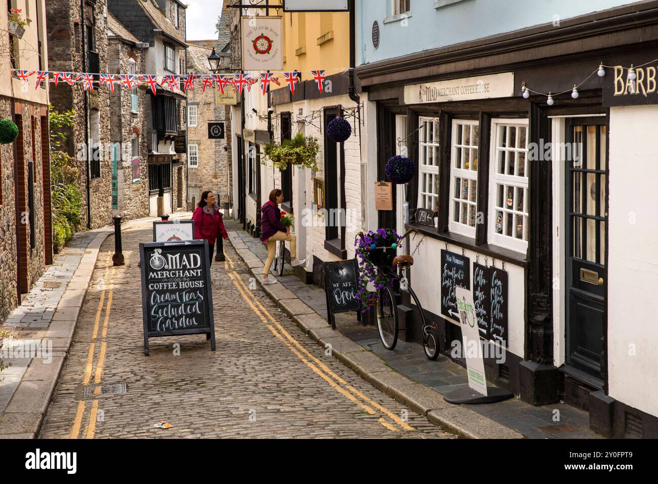 Großbritannien, England, Devon, Plymouth, Barbican, New Street, Geschäfte und Cafés Stockfoto
