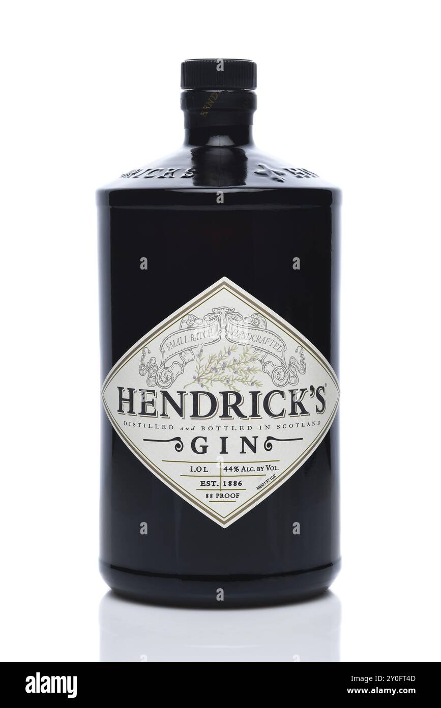 IRVINE, KALIFORNIEN - 1. SEPTEMBER 2024: Eine Flasche Hendricks Gin destilliert in Schottland. Stockfoto