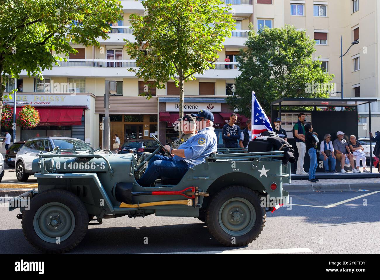 Poissy, Frankreich 09.01.2024. Seitenansicht eines amerikanischen Willys MB-Jeeps bei der Parade zum 80-jährigen Jubiläum der Befreiung von Poissy. Stockfoto