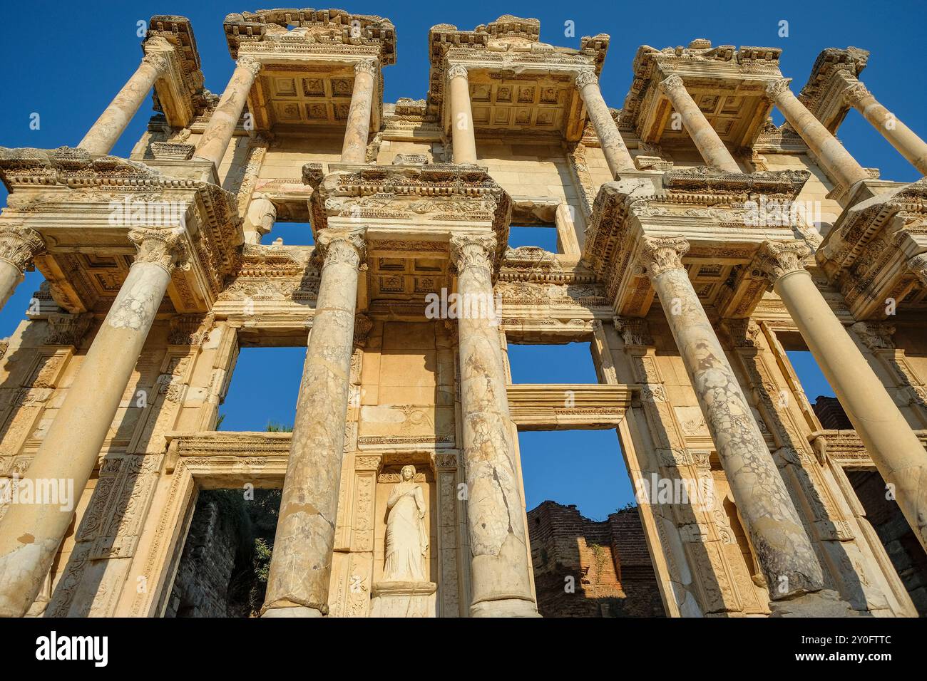 Seluk, Türkei - 30. August 2024: Die Bibliothek von Celsius in den Ruinen der antiken Stadt Ephesus in Seluk, Türkei. Stockfoto