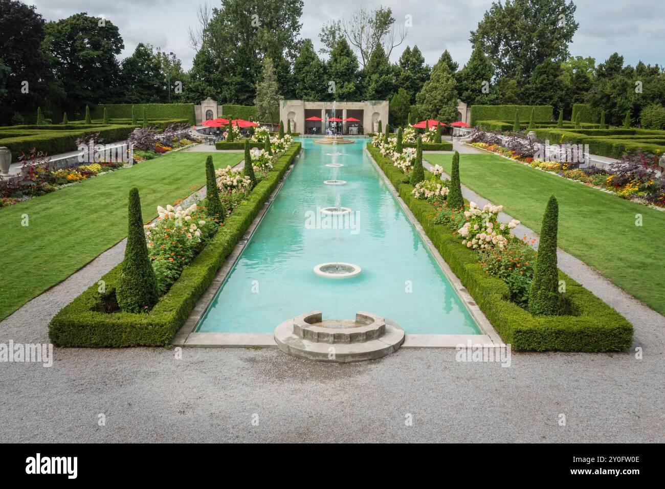 Ein gepflegter Garten an der Oshawa Parkwood National Historic Site, mit lebendigen Blumen und eleganten Wasserfontänen, die ein malerisches und malerisches Ambiente schaffen Stockfoto