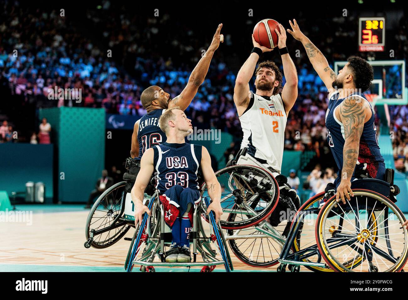 PARIS, FRANKREICH 31. August - Rollstuhlbasketball Niederlande - USA Herren Paris 2024 Paralympics am 31.08.2024 in der Bercy Arena in Paris Frankreich. Trevon Jenifer (USA, 16), John Boie (USA, 33), Mendel OP den Orth (Niederlande, 2) am Ball, Jorge Salazar (USA, 25) Credit: dpa Picture Alliance/Alamy Live News Stockfoto