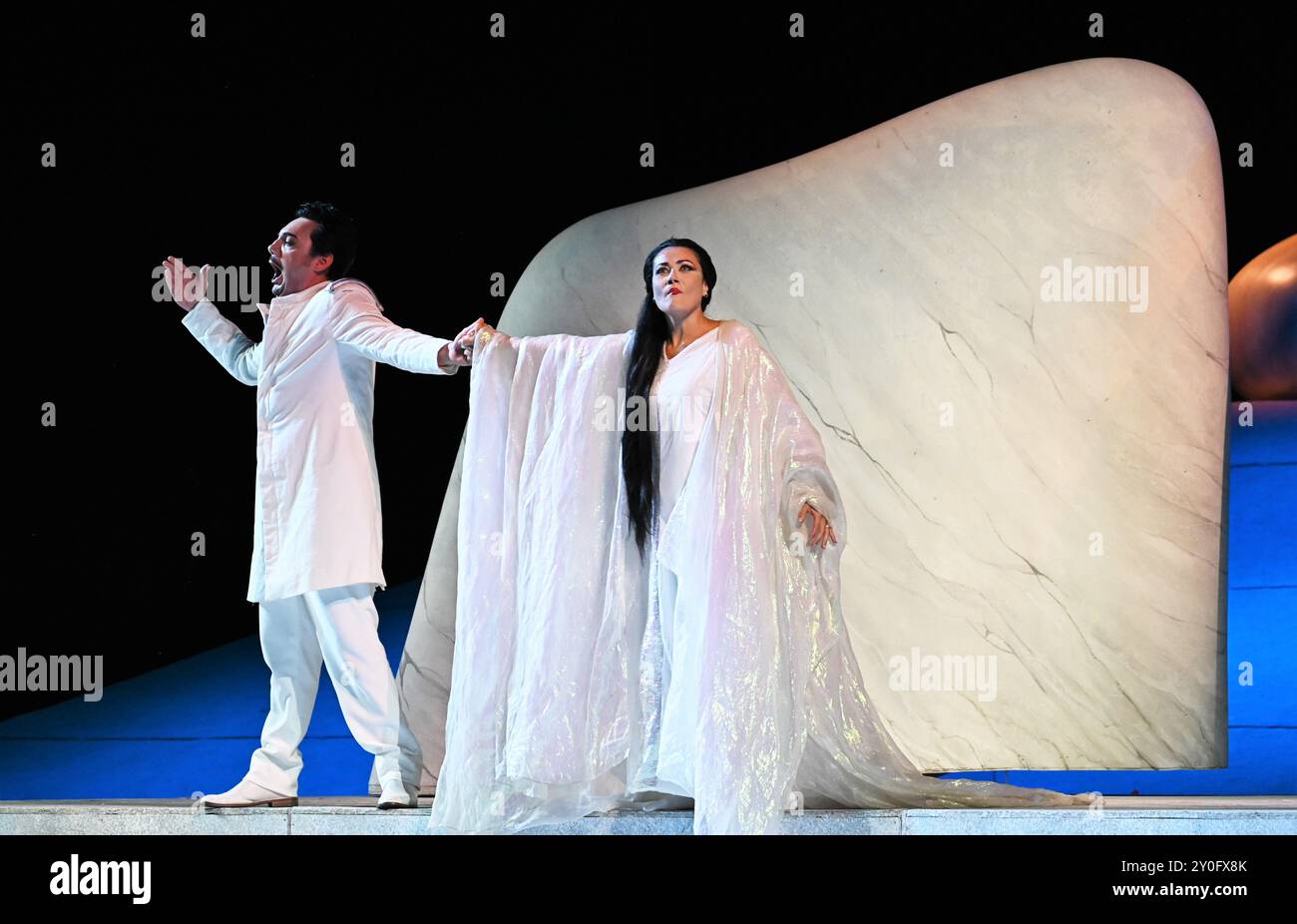 Torre del Lago Viareggio, Italien Madame Butterfly Oper von Giacomo Puccini 70. PUCCINI Festival 2024 Sonderveranstaltung 120 Jahre nach der Premiere im Gran Teatro all'aperto Giacomo Puccini unter der Leitung von Vivien Hewitt, Orchesterdirigent Jacopo Sipari di Pescasseroli, Bühnenwerke von Kan Yasuda führende Schauspieler Valeria Sepe, Anna Maria Chiuri, Vincenzo Costanzo Kostüme von Regina Schrecker auf der oper Stockfoto