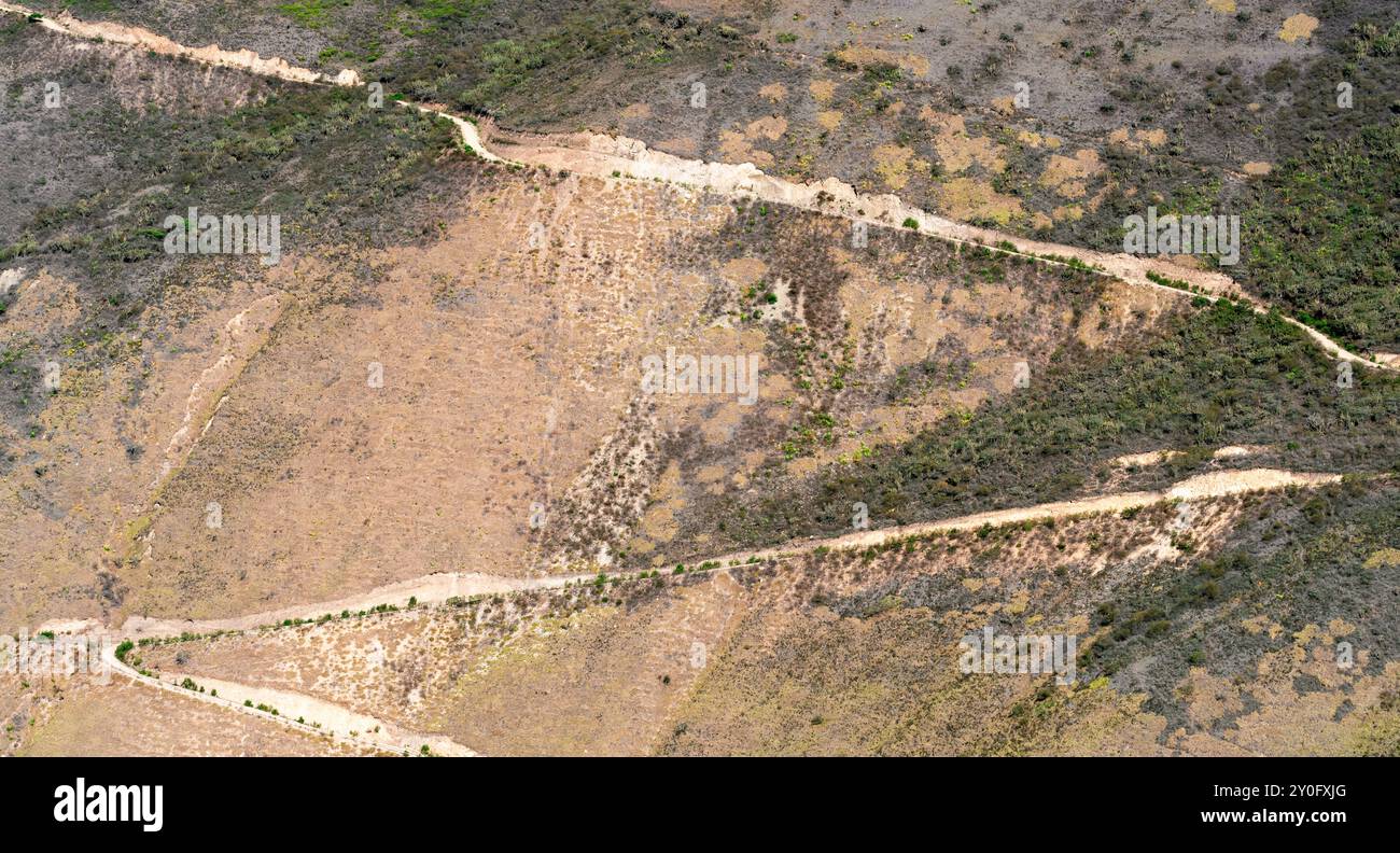 Schotterstraße, die den Berg im Zickzack in Ecuador überquert. Stockfoto