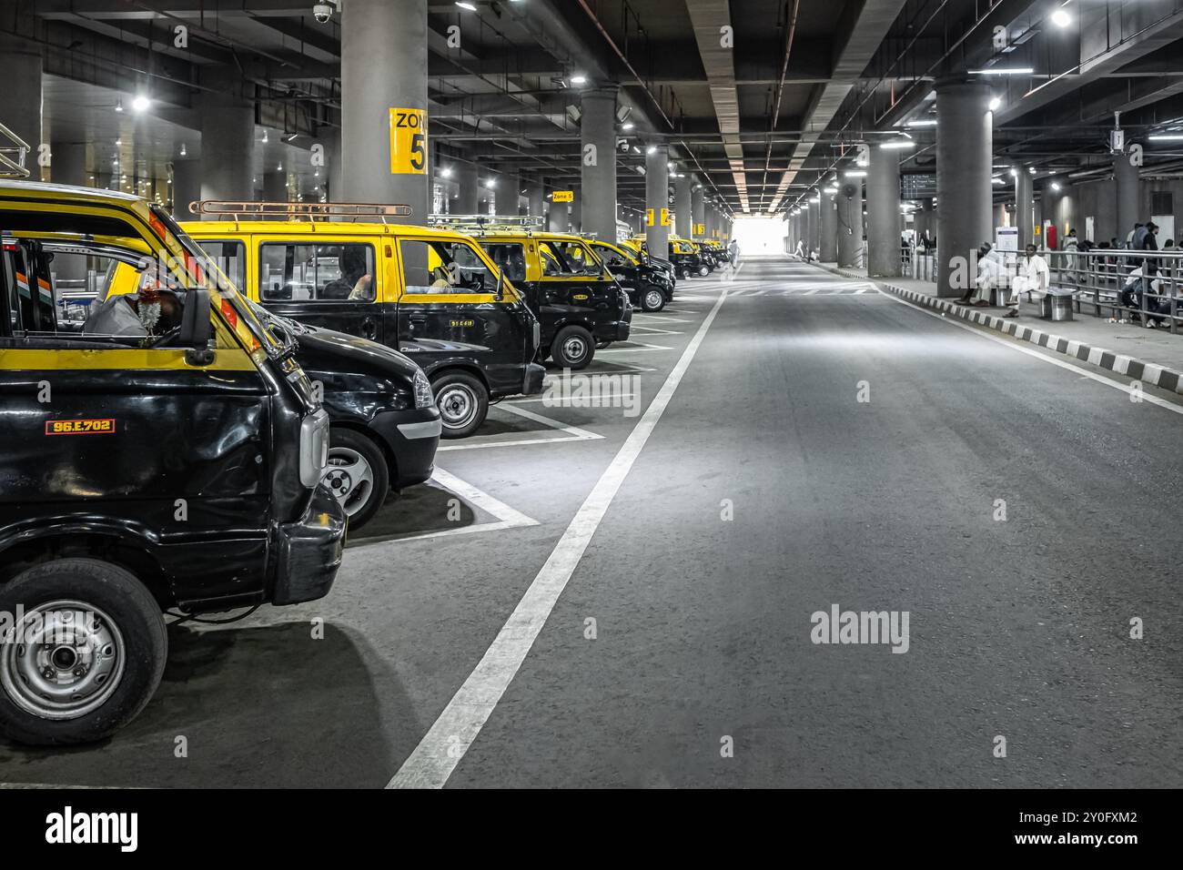 Parkhaus für Taxiparkplätze in der Stadt am internationalen Flughafen Mumbai Chatrapati Shivaji. Eine Reihe von Taxiwagen wartet auf Passagiere in Inter Stockfoto