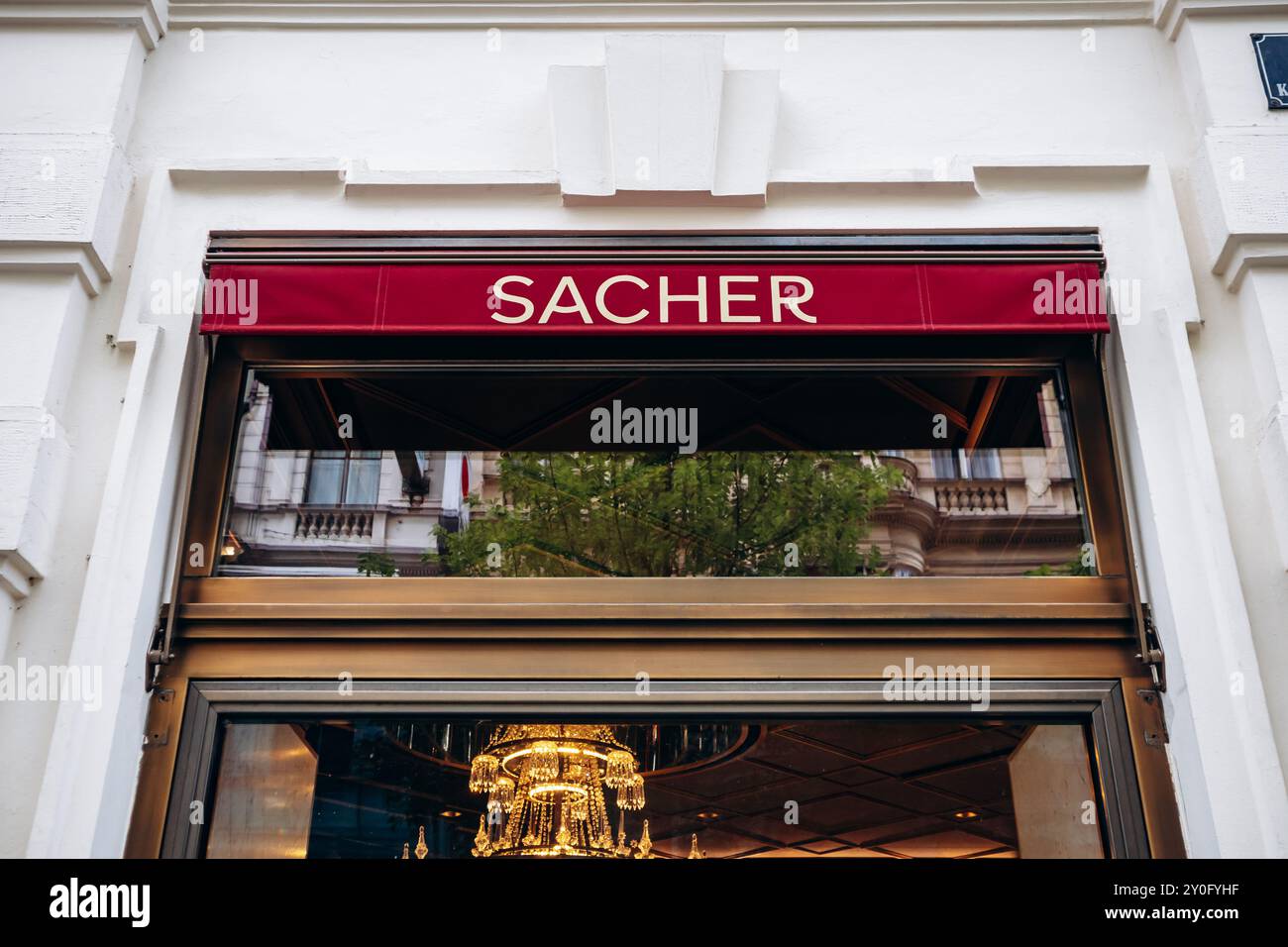 Wien, Österreich - 5. August 2024: Das Zeichen des berühmten Cafés Sacher in Wien Stockfoto