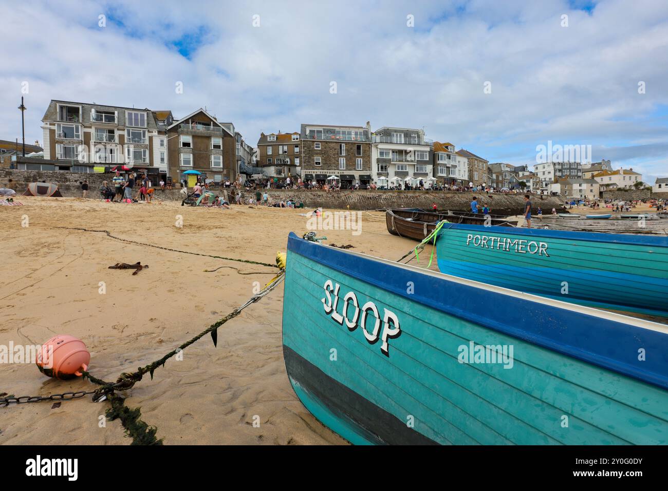 St. Ive's Harbour and Beach, St. Ive's Cornwall, Großbritannien an einem heißen Sommertag. Stockfoto