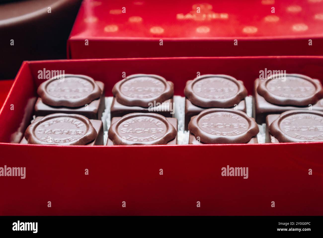 Wien, Österreich - 5. August 2024: Die berühmten Sacher Desserts im Café Sacher in Wien Stockfoto