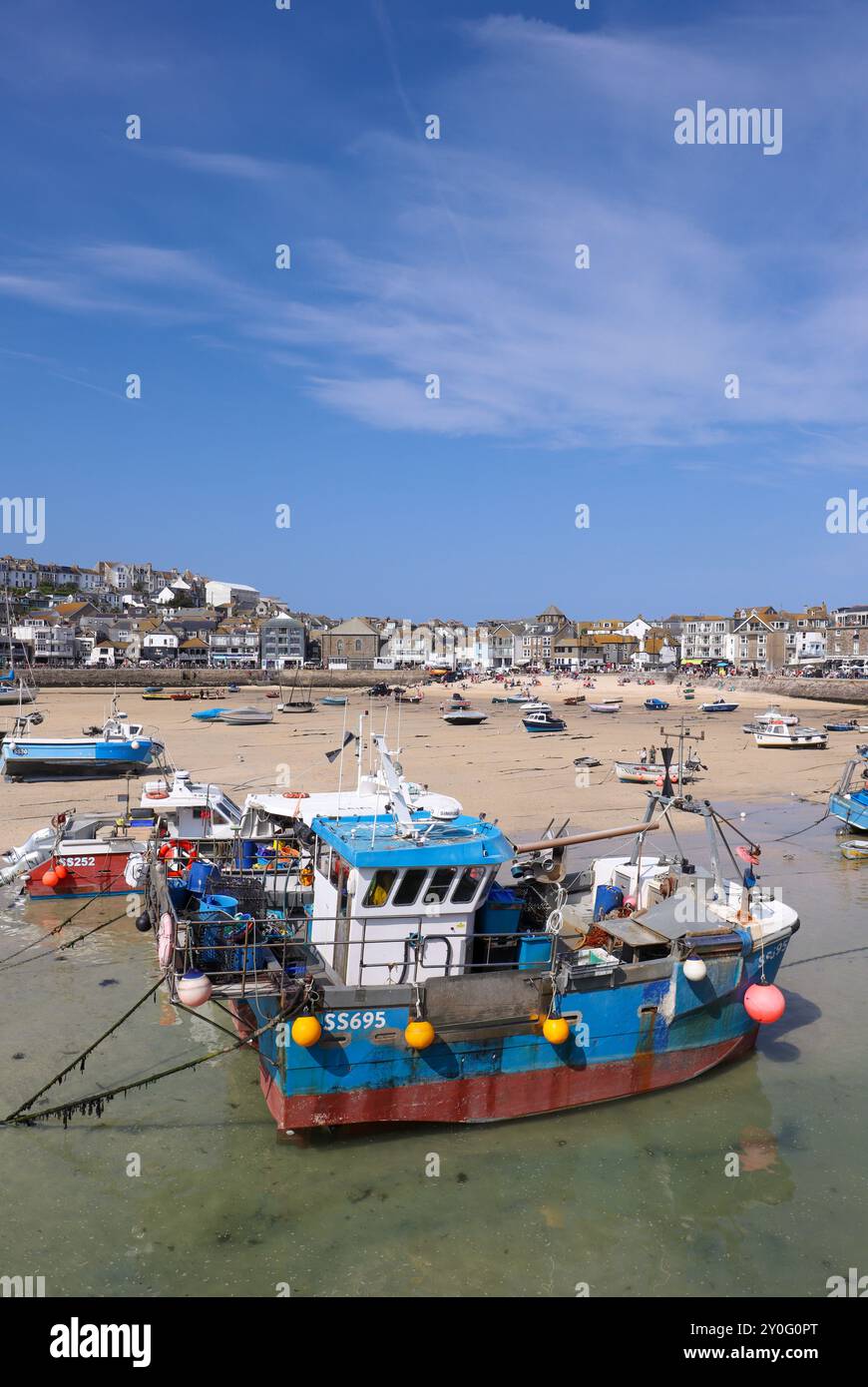 St. Ive's Harbour and Beach, St. Ive's Cornwall, Großbritannien an einem heißen Sommertag. Stockfoto