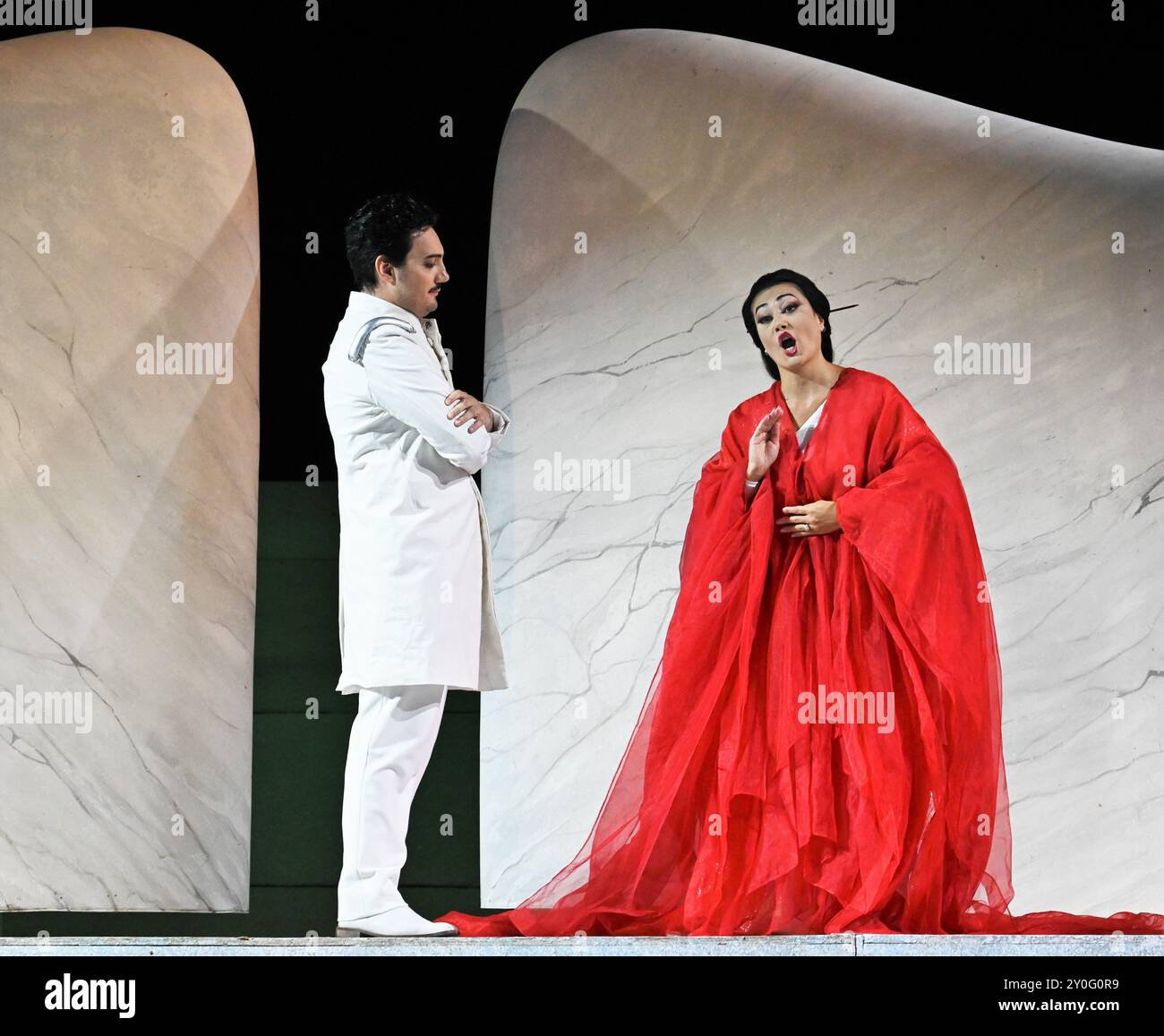 Torre del Lago Viareggio, Italien Madame Butterfly Opera von Giacomo Puccini 70. PUCCINI Festival 2024 Sonderveranstaltung 120 Jahre nach der Premiere im Gran Teatro all'aperto Giacomo Puccini unter der Leitung von Vivien Hewitt, Orchesterdirigent Jacopo Sipari di Pescasseroli, Bühnenwerke von Kan Yasuda führende Schauspieler Valeria Sepe, Anna Maria Chiuri, Vincenzo Costanzo Costanzo in der CIO CIO in der Rolle von Regina Stockfoto