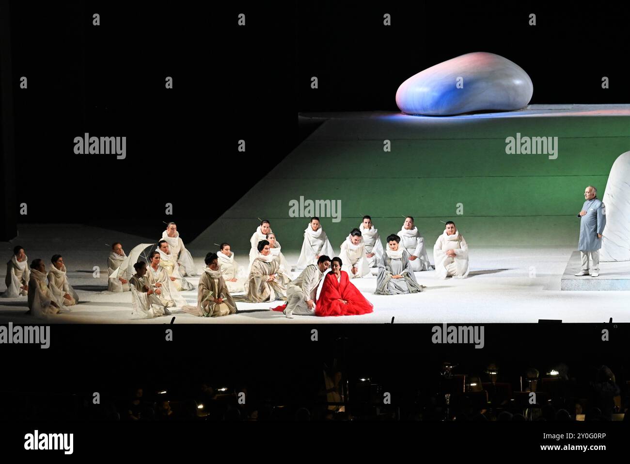 Torre del Lago Viareggio, Italien Madame Butterfly Oper von Giacomo Puccini 70. PUCCINI Festival 2024 Sonderveranstaltung 120 Jahre nach der Premiere im Gran Teatro all'aperto Giacomo Puccini unter der Leitung von Vivien Hewitt, Orchesterdirigent Jacopo Sipari di Pescasseroli, Bühnenwerke von Kan Yasuda führende Schauspieler Valeria Sepe, Anna Maria Chiuri, Vincenzo Costanzo Kostüme von Regina Schrecker auf der oper Stockfoto