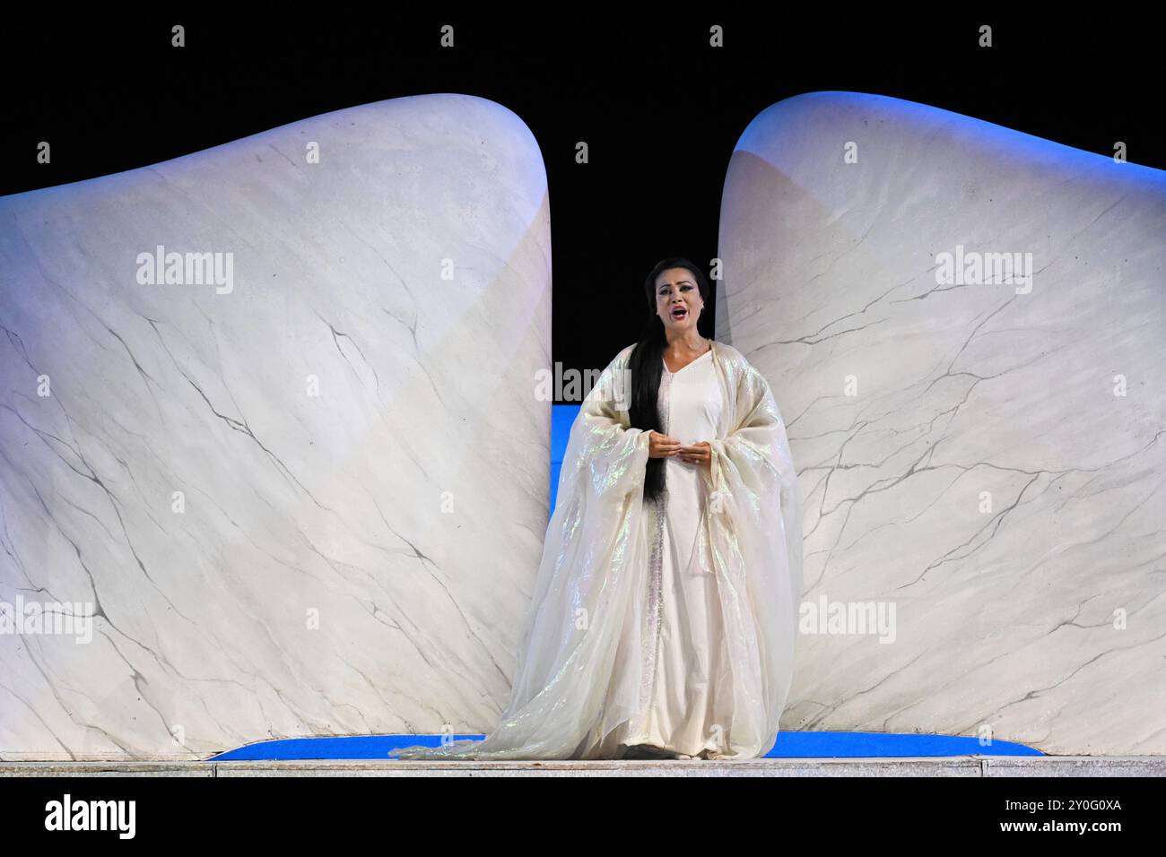 Torre del Lago Viareggio, Italien Madame Butterfly Opera von Giacomo Puccini 70. PUCCINI Festival 2024 Sonderveranstaltung 120 Jahre nach der Premiere im Gran Teatro all'aperto Giacomo Puccini unter der Leitung von Vivien Hewitt, Orchesterdirigent Jacopo Sipari di Pescasseroli, Bühnenwerke von Kan Yasuda führende Schauspieler Valeria Sepe, Anna Maria Chiuri, Vincenzo Costanzo Costanzo in der CIO CIO in der Rolle von Regina Stockfoto