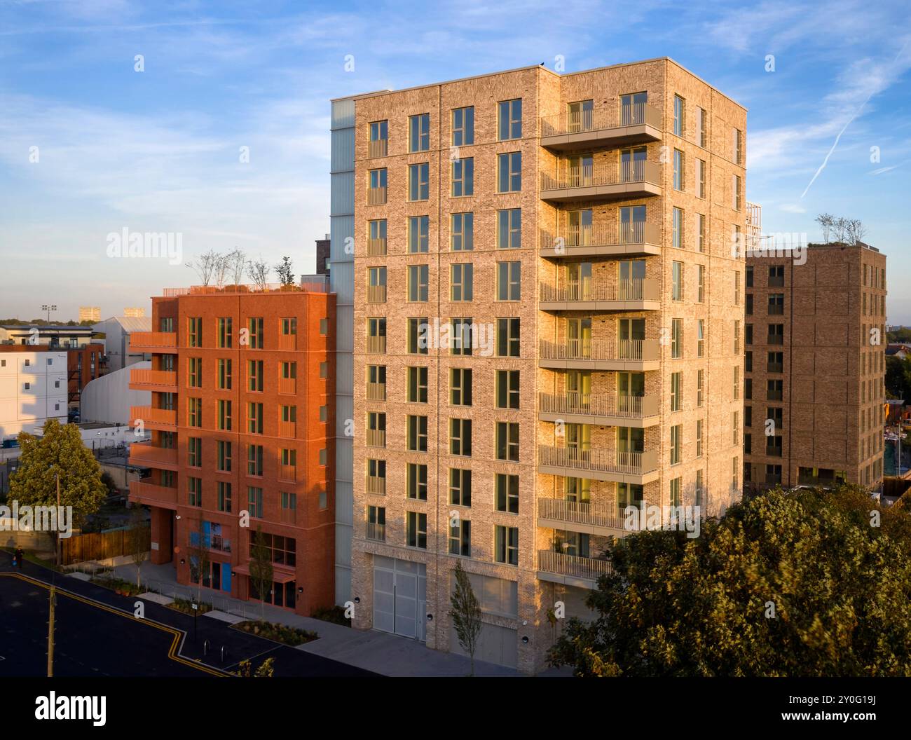 Sonnendurchflutete Ziegelfassaden von Wohnblocks. Osier Way, London, Großbritannien. Architekt: Waugh Thistleton Architects, 2024. Stockfoto