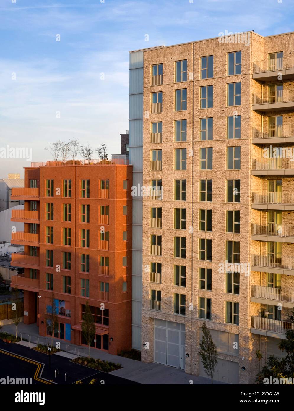 Sonnendurchflutete Ziegelfassaden von Wohnblocks. Osier Way, London, Großbritannien. Architekt: Waugh Thistleton Architects, 2024. Stockfoto