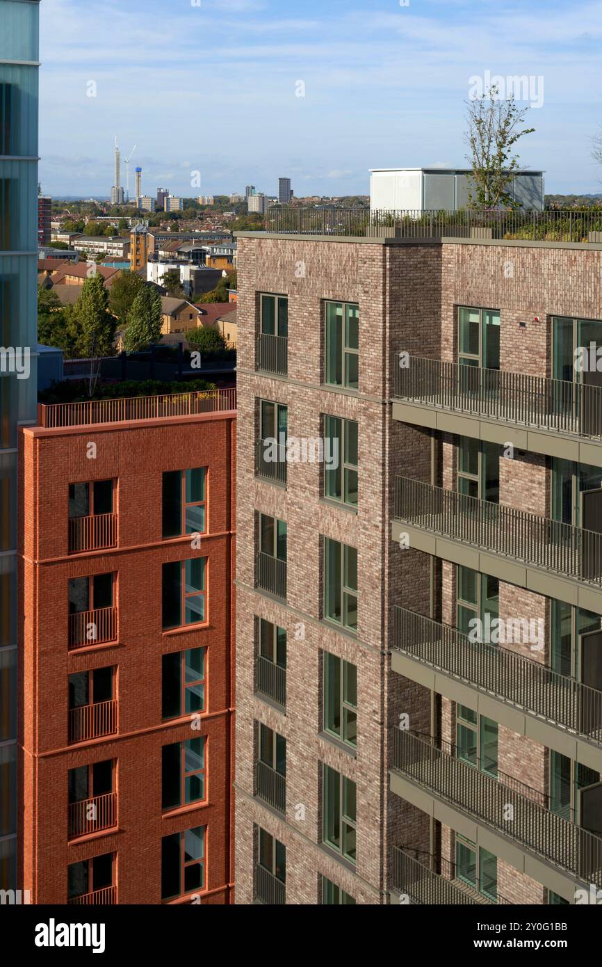 Apartmentblöcke unterschiedlicher Höhe mit Dachgarten. Osier Way, London, Großbritannien. Architekt: Waugh Thistleton Architects, 2024. Stockfoto