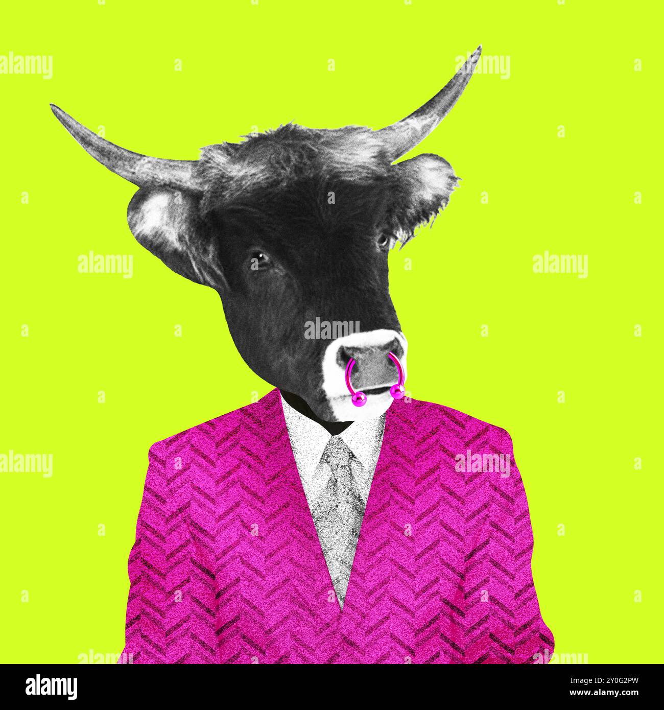 Tierische zeitgenössische Kunstcollage. Ein modischer Stier mit Piercings in einer rosa Jacke. Stockfoto