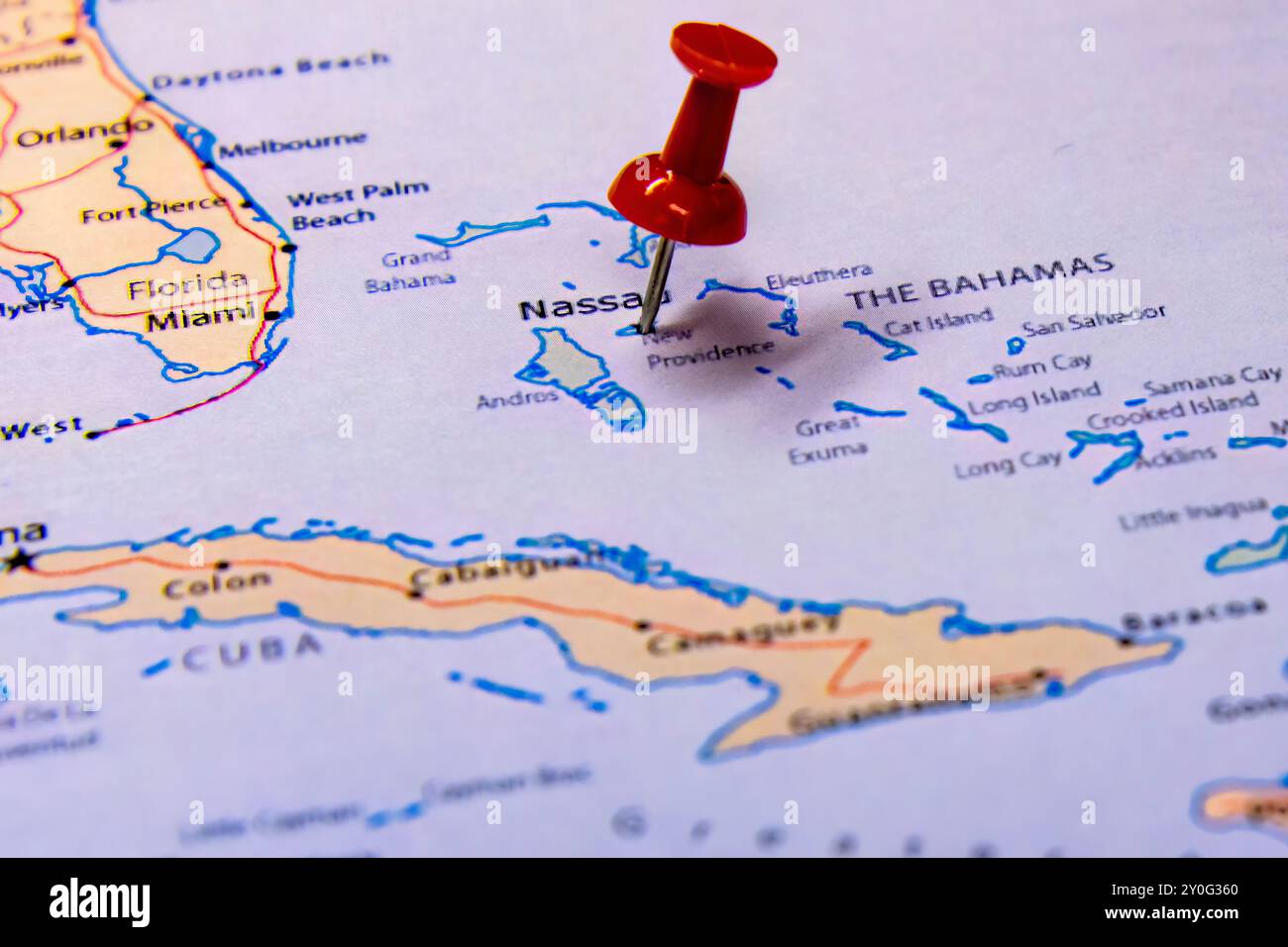 Roter Daumen auf der Straßenkarte, die Nassau, Bahamas, hervorhebt Stockfoto