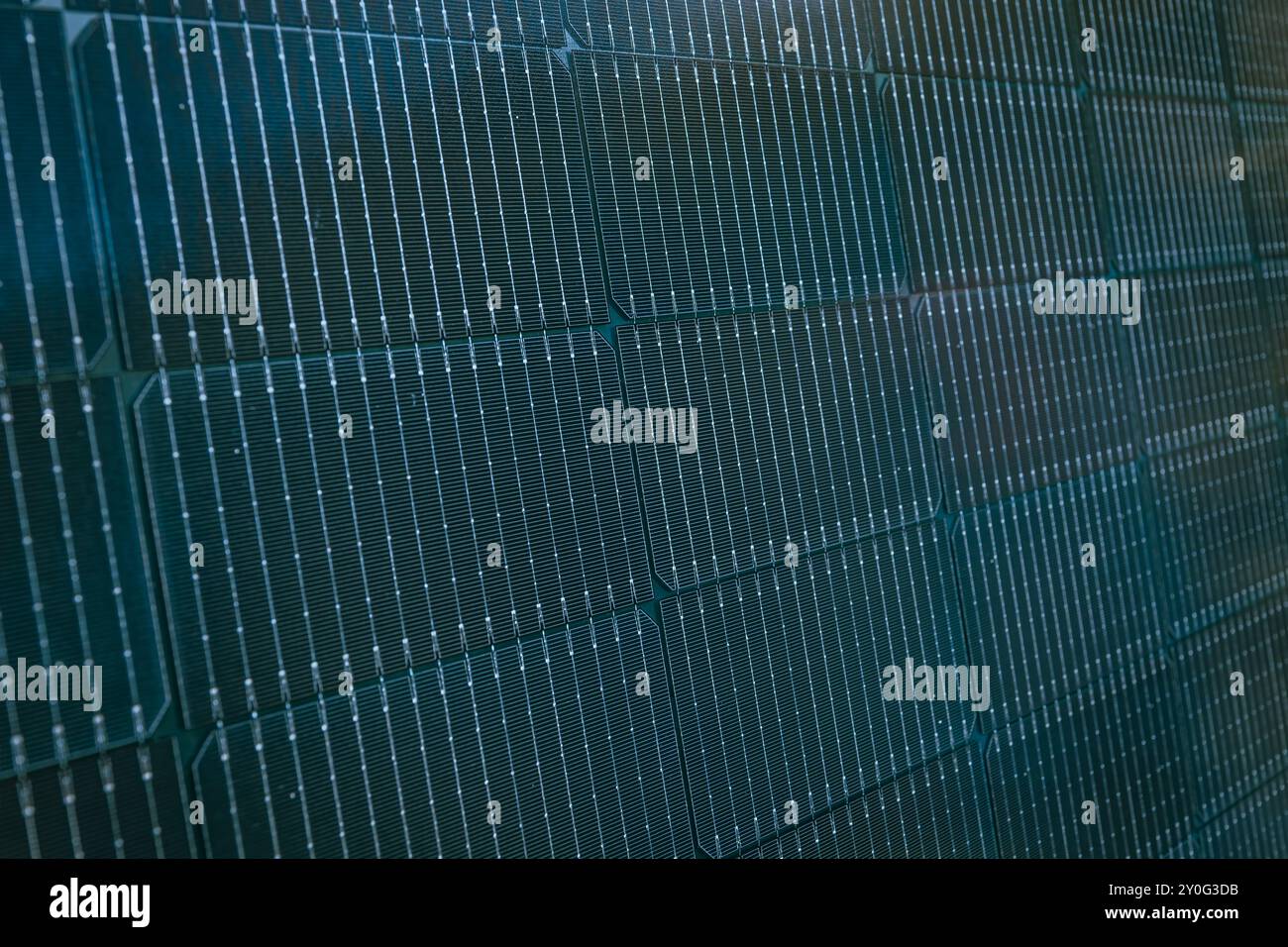 Reinigen Sie den Silikonhintergrund des Solarmoduls. Flache Oberfläche der Stromerzeugungsanlage Stockfoto