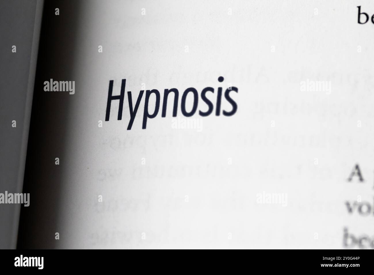 Nahaufnahme des Wortes "Hypnose" in einem Psychologie-Lehrbuch Stockfoto