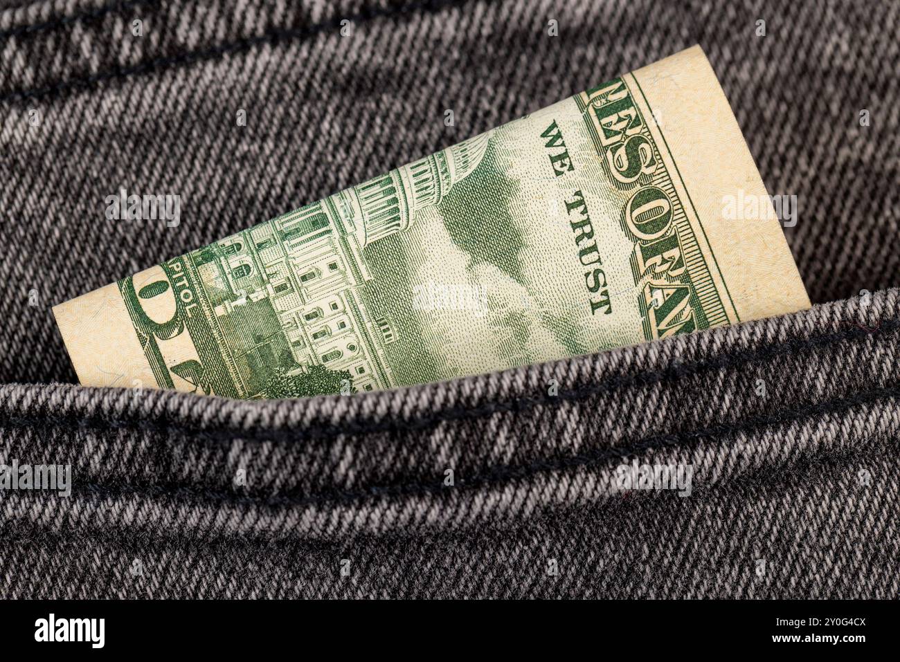 50 Dollar sind in der Tasche von grauen Jeans, 50 Dollar in der Tasche von Jeans, die aus Jeans genäht wurden, graue Jeans Stockfoto