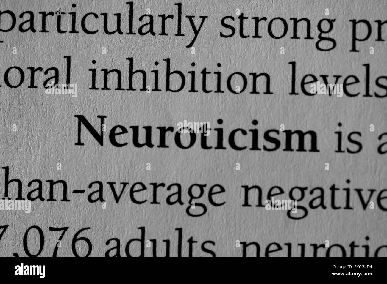 Nahaufnahme des Psychologie-Lehrbuchs „Neurotizismus“ Stockfoto