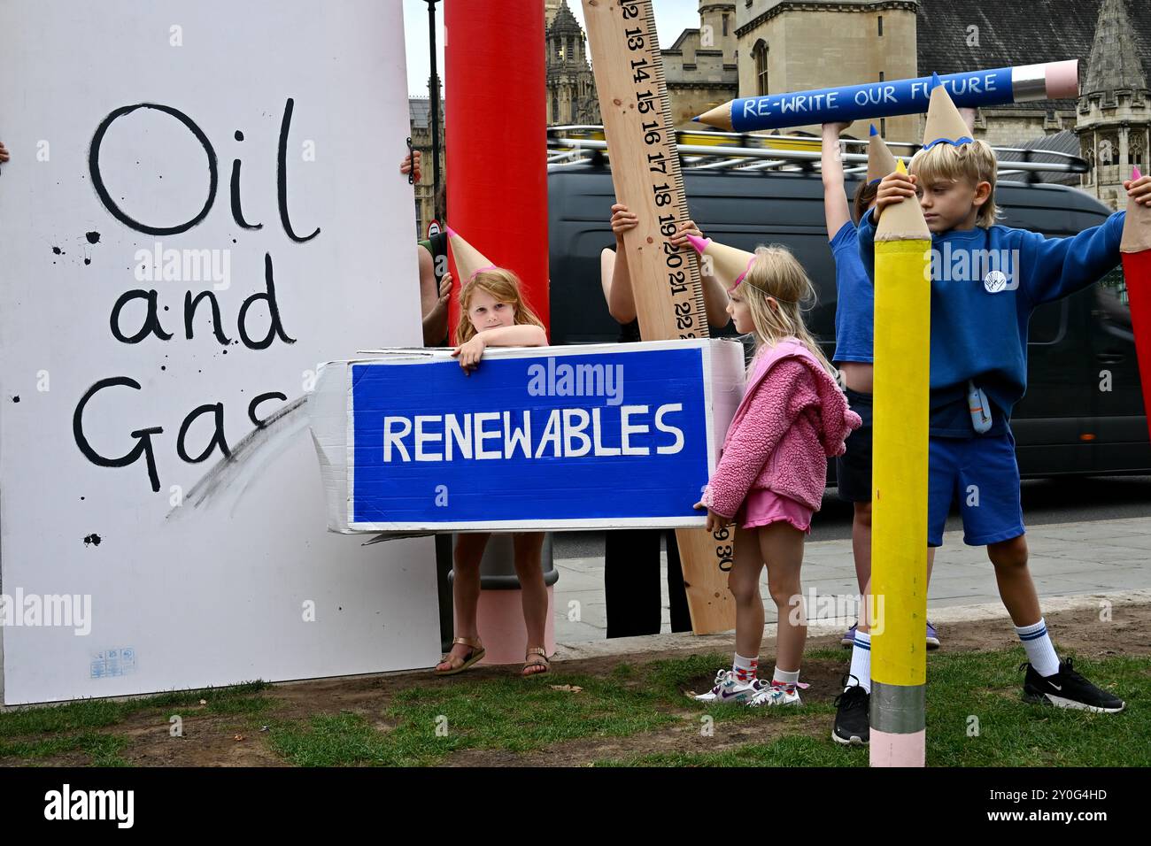 London, Großbritannien. September 2024. Die Mütter erheben sich vor dem Parlament, dem Parliament Square, Westminster. Mütter Rise Up ist eine Gruppe von Müttern, die sich ernsthaft um die Klimakrise sorgen und dennoch entschlossen sind, Kinder durch fröhliche, kreative und friedliche Initiativen zu schützen. Quelle: michael melia/Alamy Live News Stockfoto