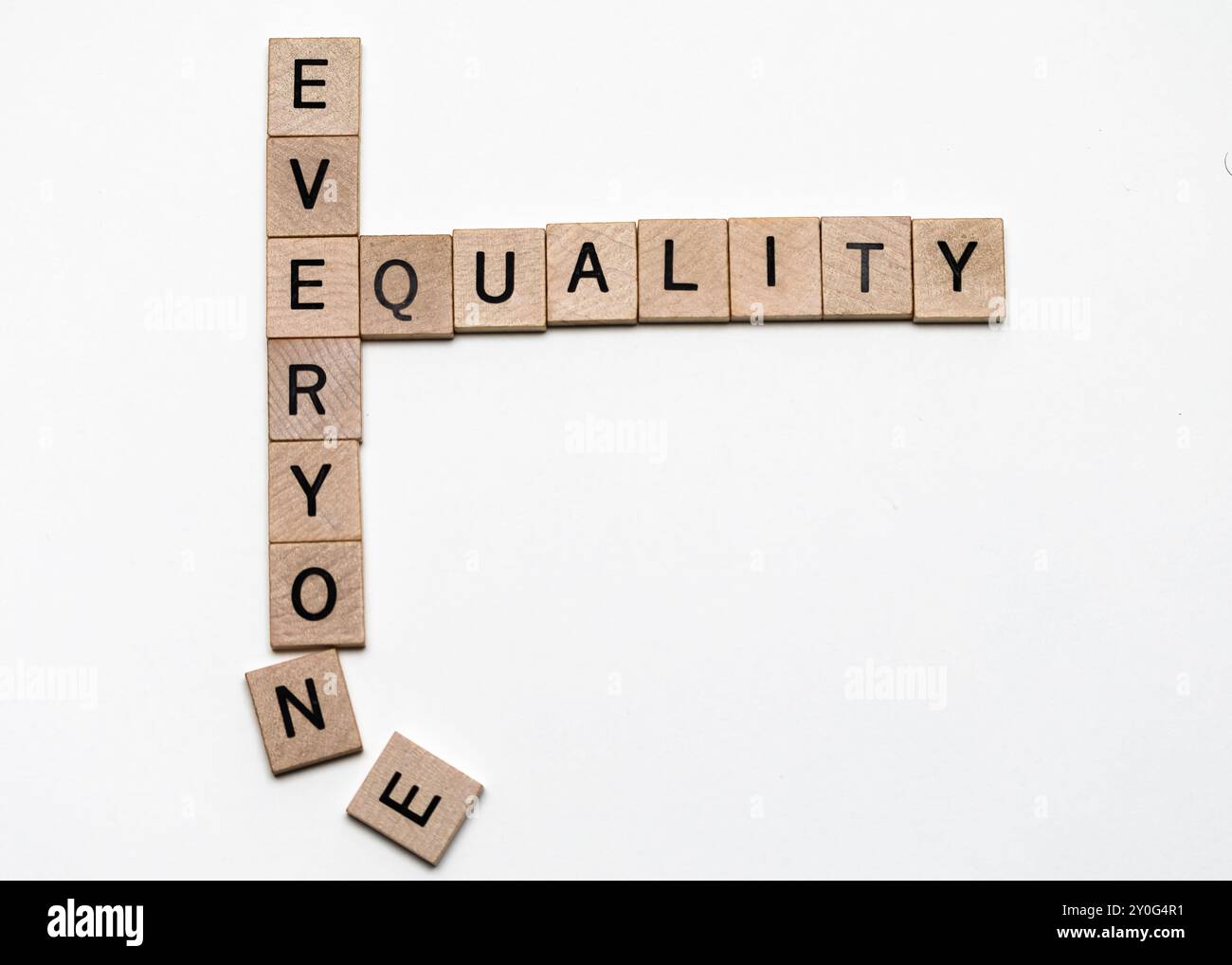 Nahaufnahme von Holzfliesen Rechtschreibung „Equality Everyon e“ – Konzept der unvollständigen Inklusivität und Marginalisierung Stockfoto