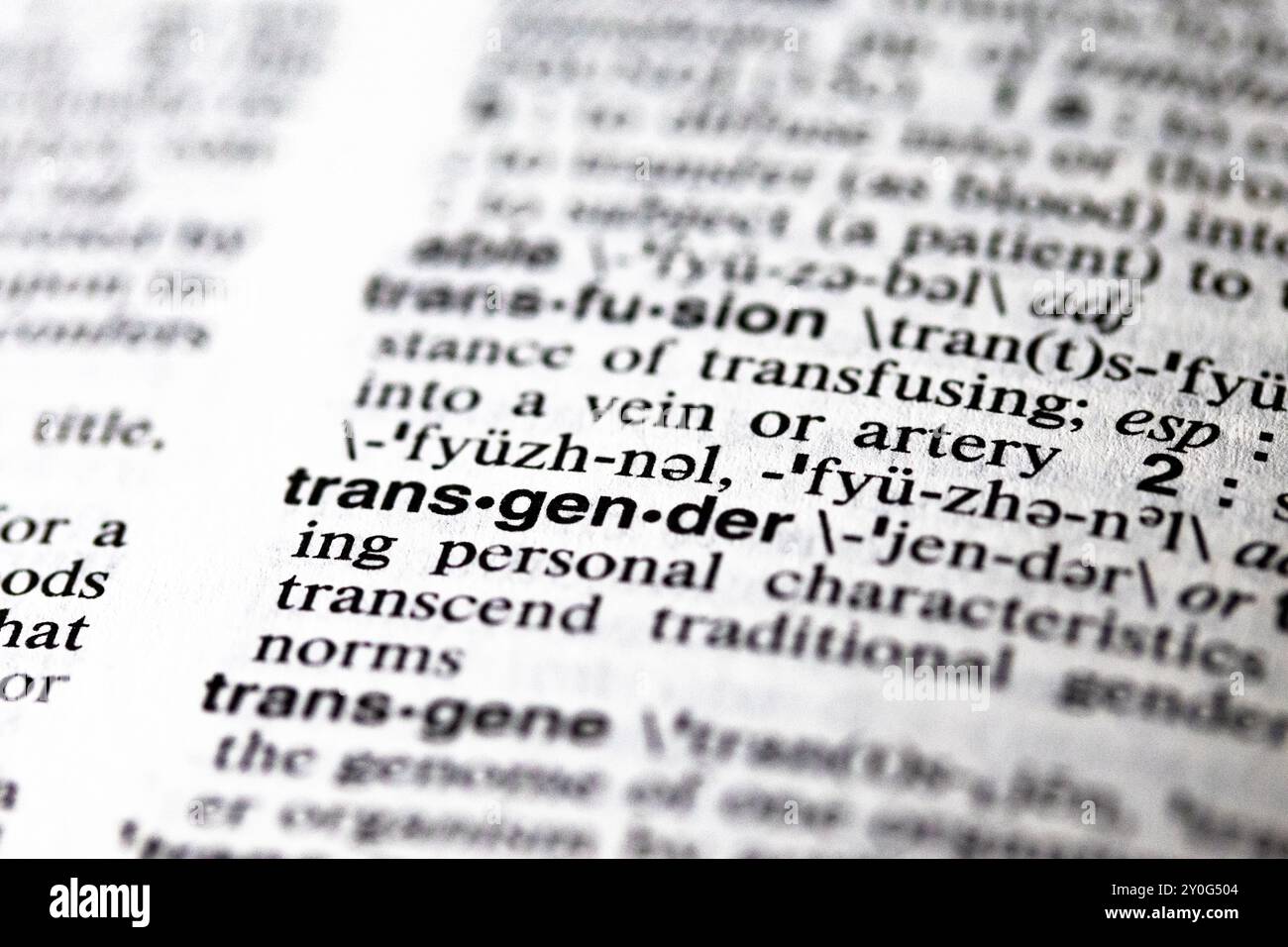 Nahaufnahme der Wörterbuchseite mit dem Wort „Transgender“ im Fokus – Ressource für Nachrichten, Advocacy und Blogging Stockfoto