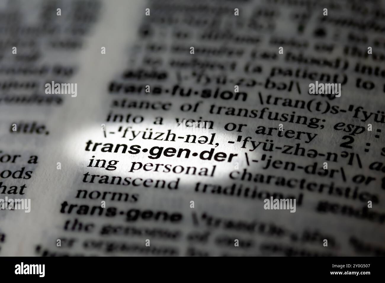 Nahaufnahme der Wörterbuchseite mit dem Wort „Transgender“ im Fokus – Ressource für Nachrichten, Advocacy und Blogging Stockfoto