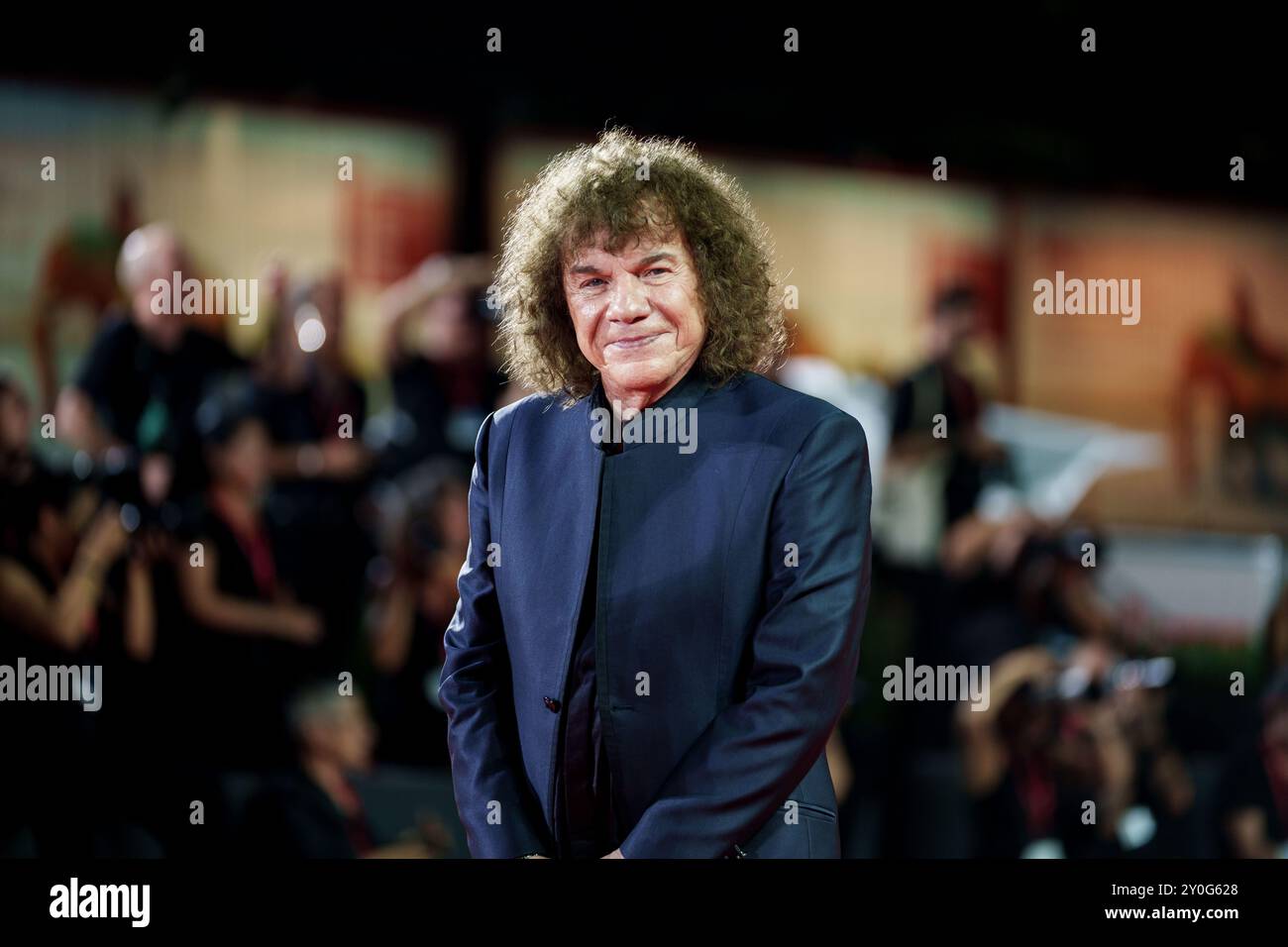 VENEDIG, ITALIEN - 1. SEPTEMBER: Riccardo Cocciante nimmt an den Dreharbeiten des italienischen Venedig-Preises auf dem 81. Internationalen Filmfestival von Venedig Teil Stockfoto