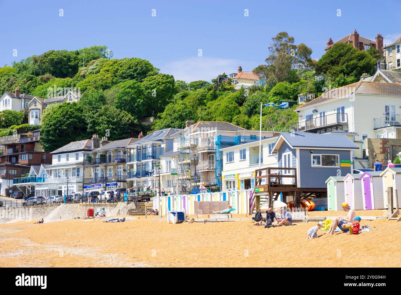 Isle of Wight Ventnor - Ventnor Strand und Strandhütten mit Menschen Sonnenpromenade Ventnor Esplanade Ventnor Isle of Wight England Großbritannien GB Europa Stockfoto