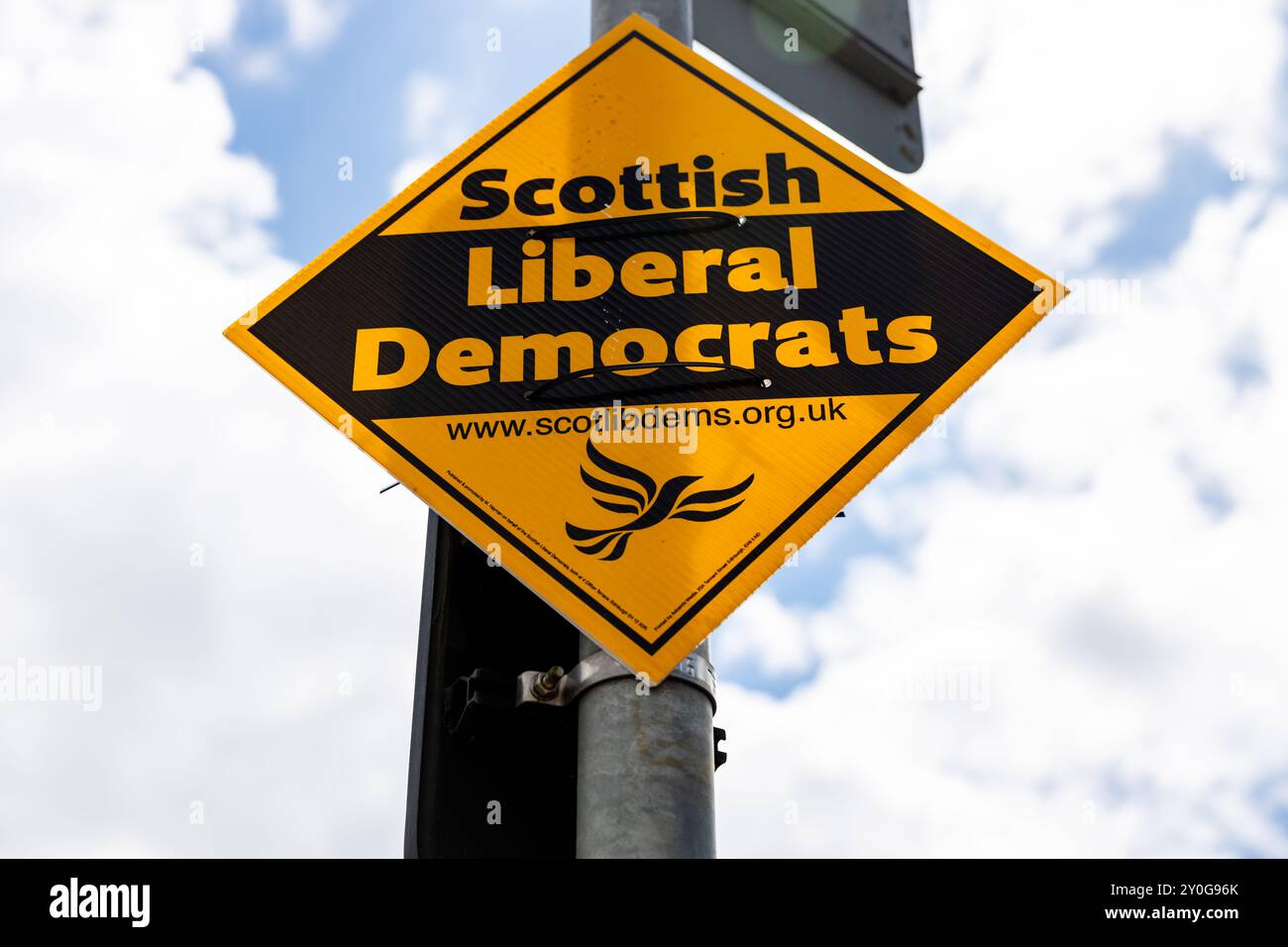 Das Schild der Scottish Liberal Democrats Campaign wurde an einem Lampfosten befestigt, mit Wolken und Himmel im Hintergrund Stockfoto
