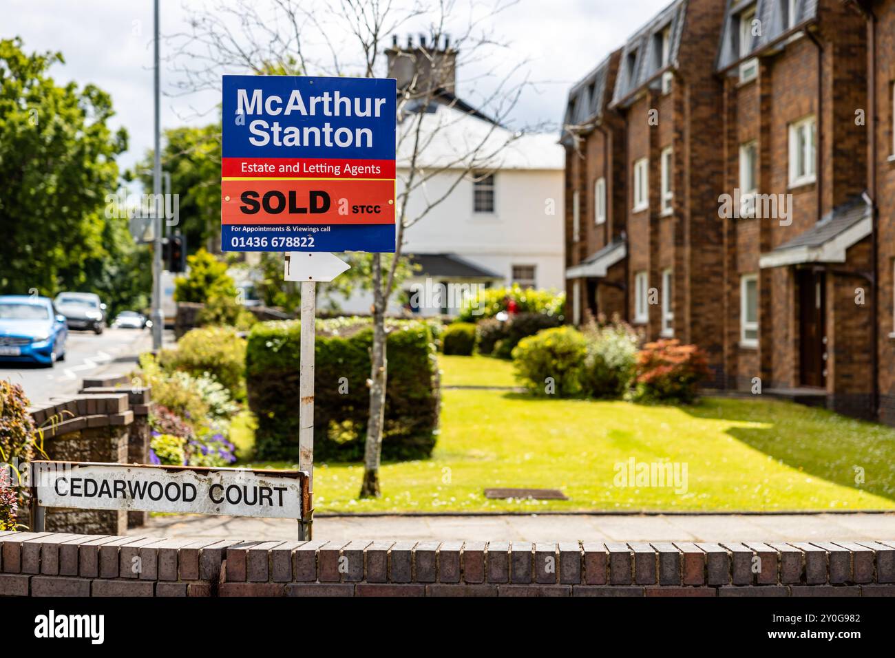 McArthur Stanton Real Estate, oder zum Verkauf Schild mit verkauftem STCC auf der anderen Seite, in einem schottischen vorstädtischen Wohnviertel (UK) Stockfoto