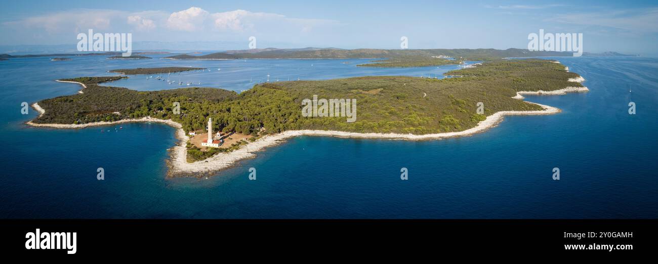 Panoramablick auf den Leuchtturm von Veli Rat auf der Insel Dugi Otok, Kroatien Stockfoto