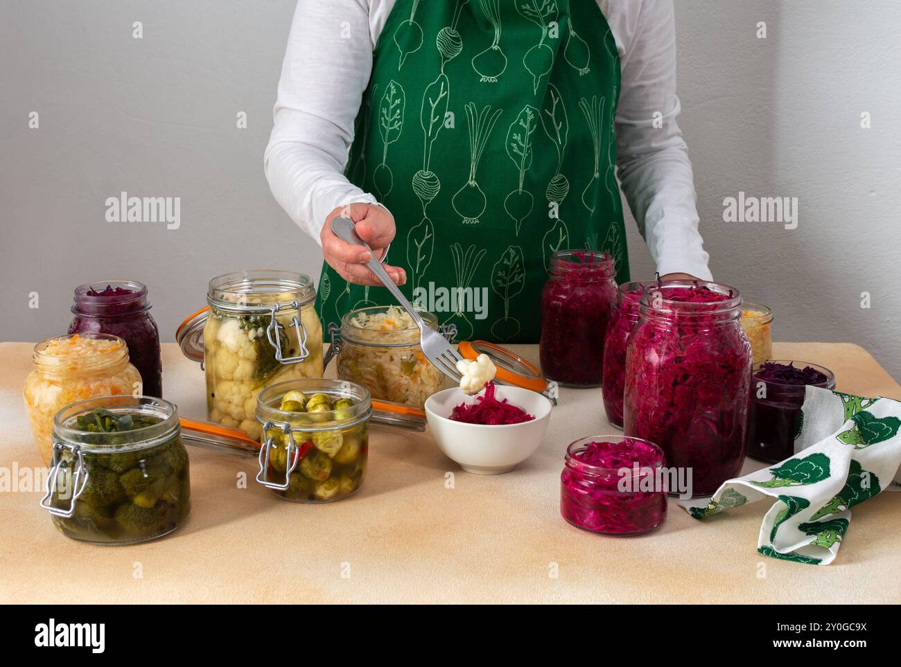 Gärung verschiedener Kohl, weiß- und Rotkohl, Brüsseler und Blumenkohl, Brokkoli, weibliche Gärung von Sauerkraut Stockfoto
