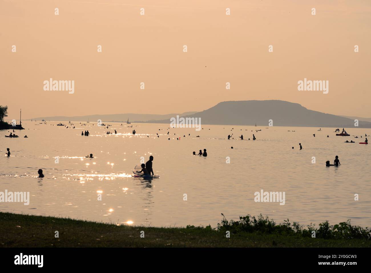 Wunderschöne Landschaft am Lake Balaton Silhouette der schwimmenden Menschen Stockfoto