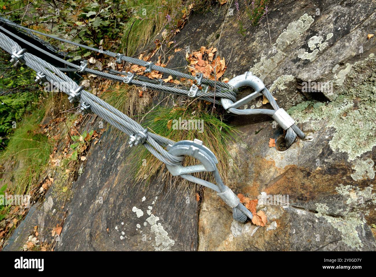 Sicherheitsseil, Anker am Felsen. Stockfoto