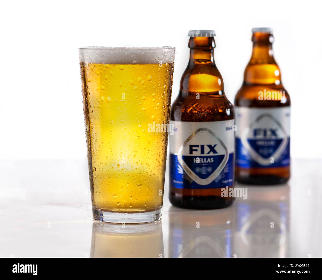 Schließen Sie ein Glas griechisches Fix-Bier, das die kalte Flüssigkeit zeigt Stockfoto