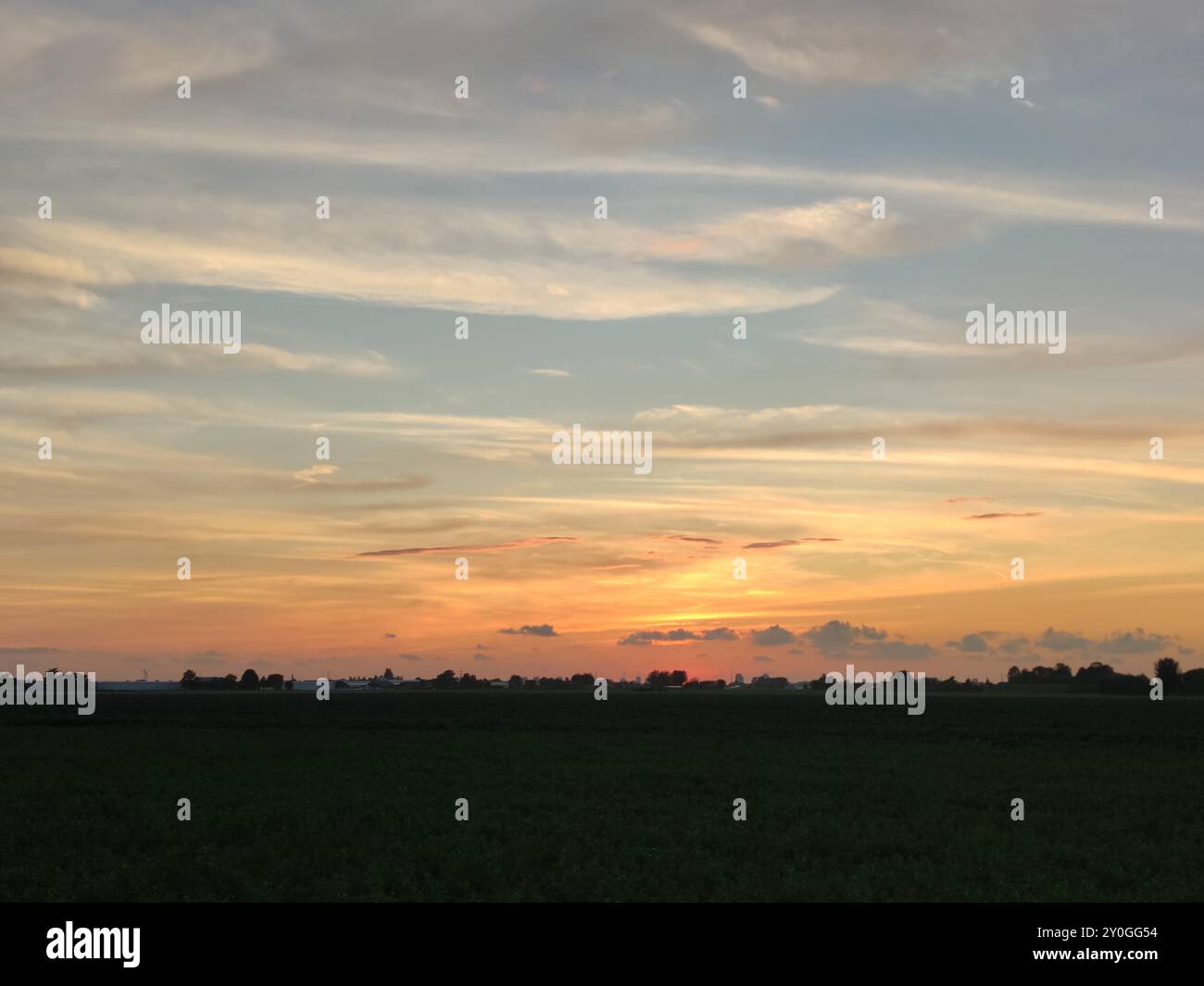 Farbenfroher Sonnenuntergang über den weiten Ebenen der westlichen Niederlande Stockfoto